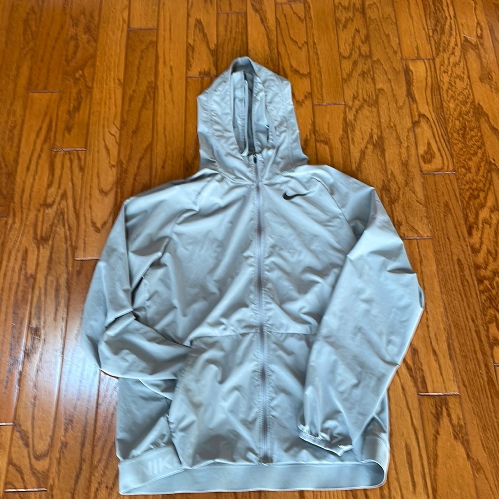 Nike men’s hooded dri fit light jacket in size M